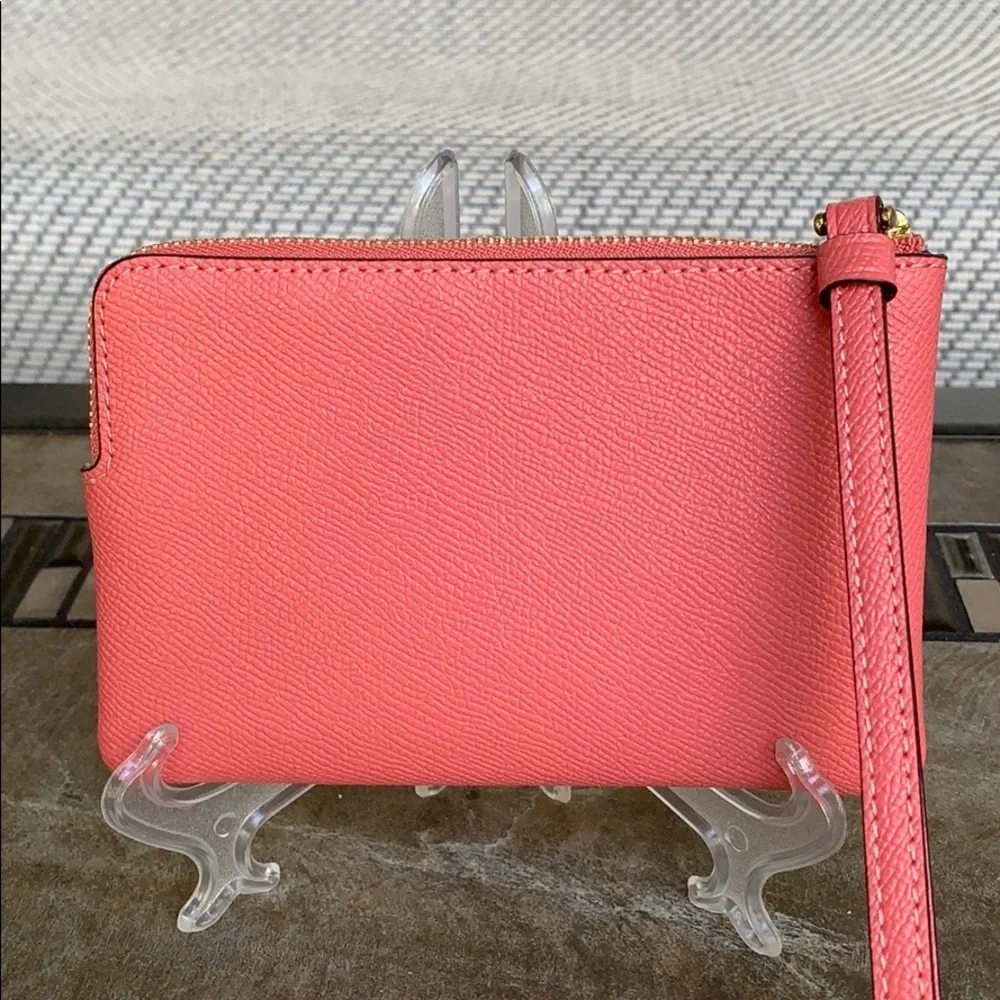 COACH Corner Zip Wristlet Imita gold/Bright Coral